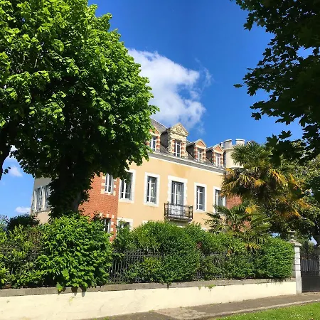 Le Chateau Bed & Breakfast 2*